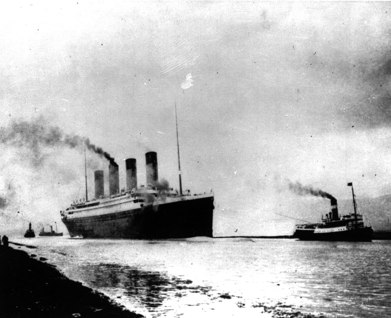 El Titanic salió de Southampton, al suroeste de Londres, el 10 de abril de 1912. Iba capitaneado por Edward Smith, un experimentado marino de la White Star que ya había pilotado el Olympic, un barco similar al Titanic. Antes de enfilar al oeste hacia Nueva York se detuvo en Cherbourg, Francia y Cobh, Irlanda, donde subieron los últimos pasajeros.