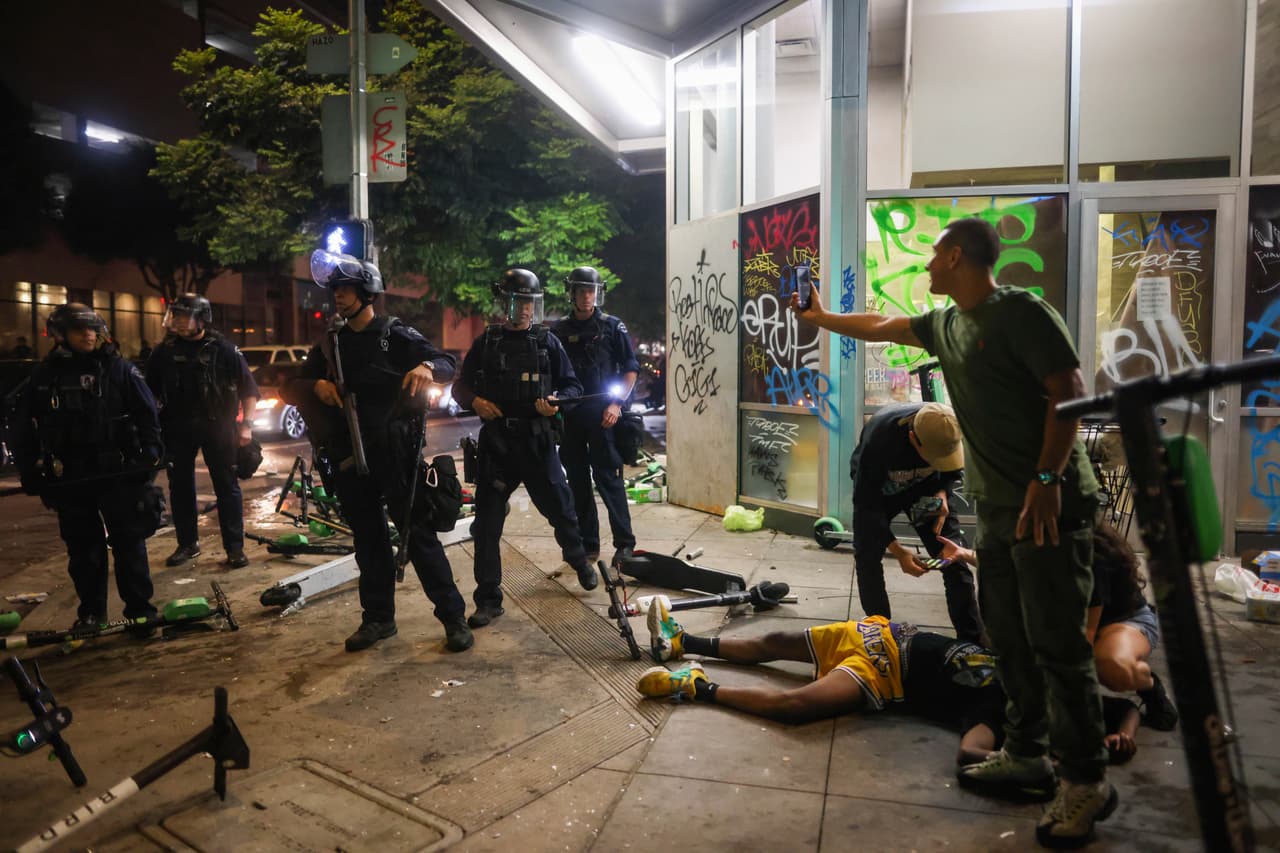 De acuerdo con LAPD, sus oficiales fueron atacados por varias personas cuando intentaban detener los destrozos en varios negocios en la zona de la celebración.