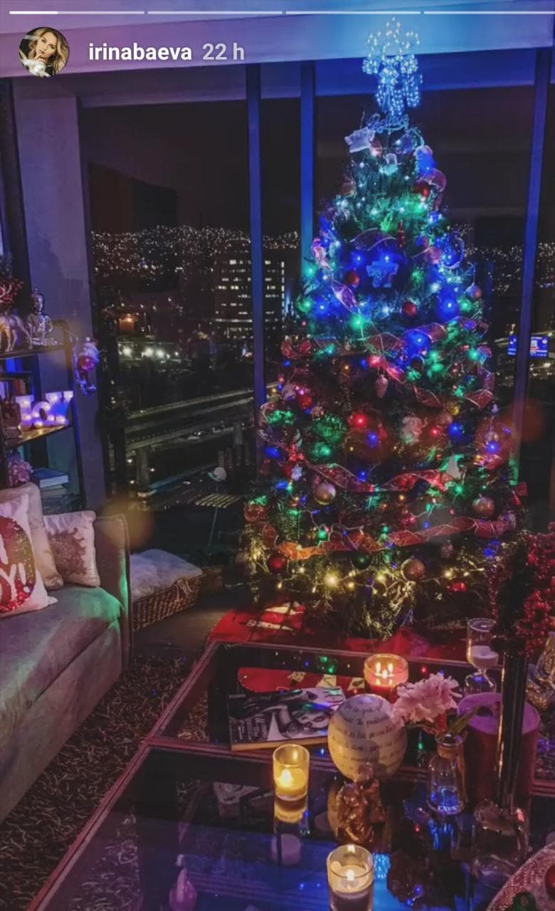La actriz adornó su árbol con una riqueza de colores, que dan un toque distinto a su sala.
