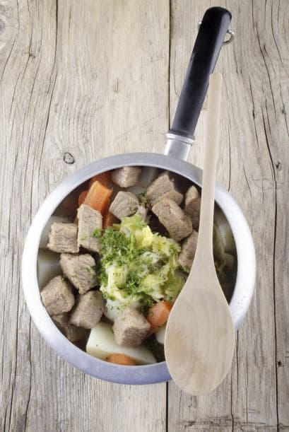 En una cazuela mediana coloca la carne, manojo de hierbas, cebada, cebolla, zanahoria, apio, nabo y cobra con el caldo. Y cocina a fuego alta hasta que hierva.