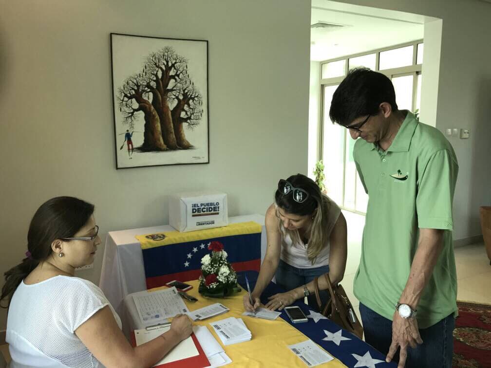 Según la encuestadora venezolana Datanálisis, siete de cada diez venezolanos rechazan la Constituyente y la gestión de Maduro. "Se espera un 62% de participación para el domingo, podemos llegar a 11 millones de personas", afirmó Capriles, citando cifras de Datanálisis.