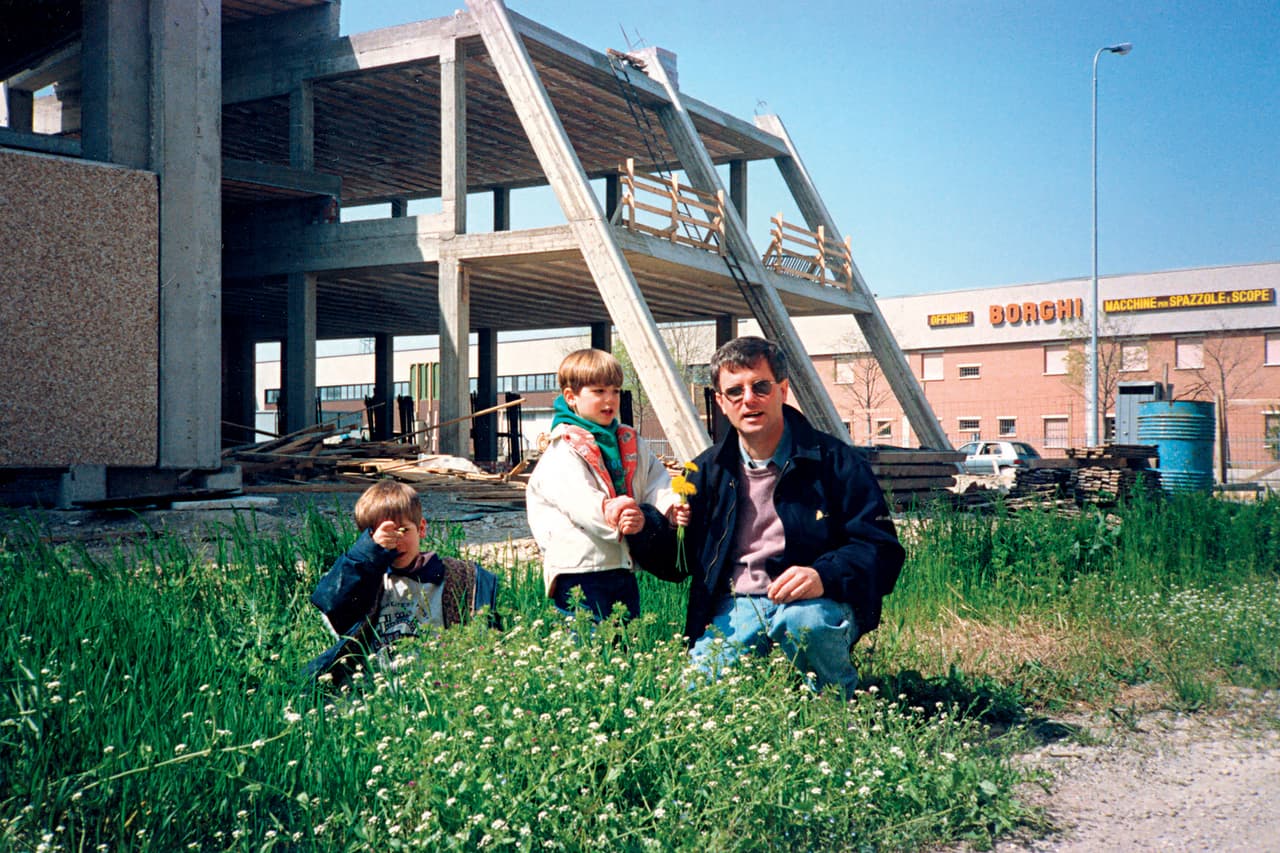 A pesar de la noticia, Horacio continuó con el plan. Ya en Italia, trabajó como jardinero y soldador (especializándose en acero inoxidable).