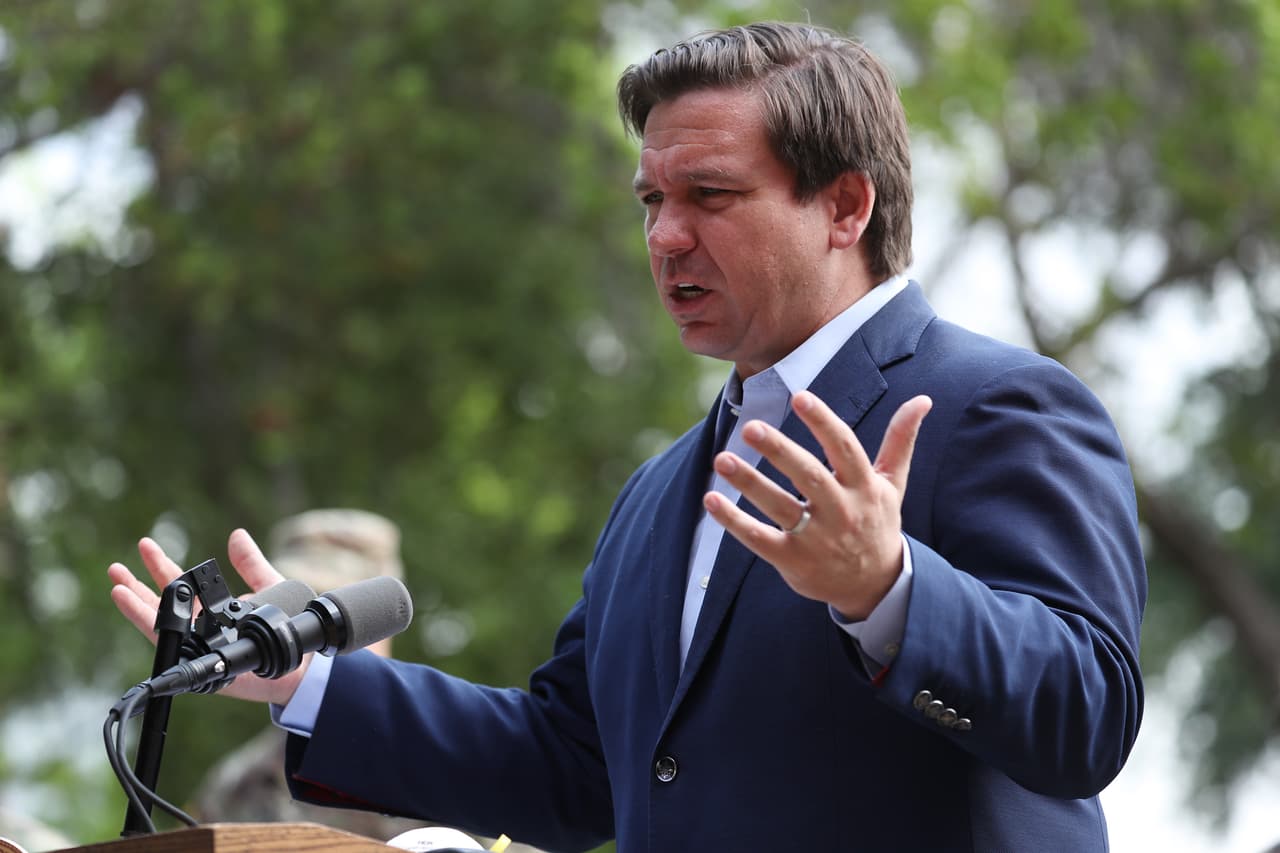 DeSantis atribuye aumento en los casos de coronavirus en Florida a jóvenes asintomáticos 