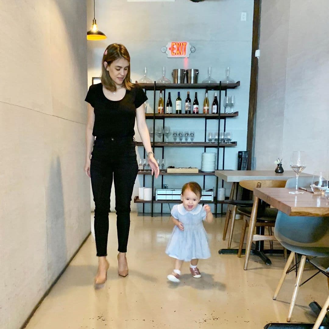 "Contigo, mi amor, camino hasta el final del mundo. Te amo, mi Chloé Sophia", escribió Carolina junto a la foto de los primeros pasos que dio su hija.