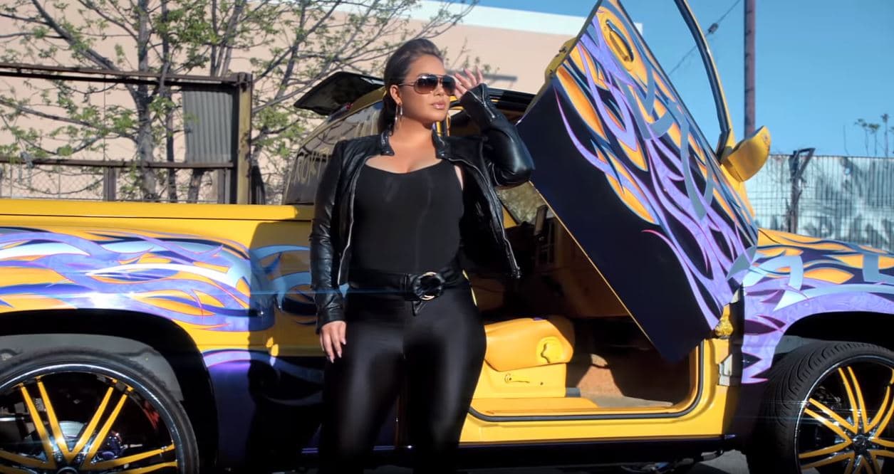 Empezamos con
<b> Chiquis Rivera y su video musical 'Completamente', </b>en el cual la cantante aparece junto a una pickup Chevrolet Silverado C/K de los 90 completamente modificada. La historia de este video se desarrolla en medio de un ambiente urbano, con autos 'lowriders' y algunos modelos clásicos.