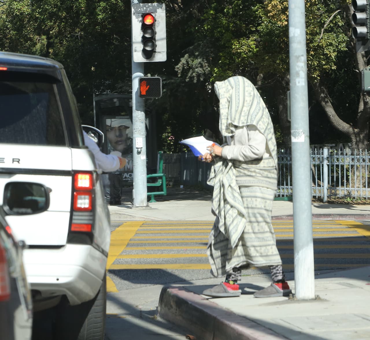 La modelo hizo una noble labor al repartir alimentos a varias personas sin hogar por Los Angeles.