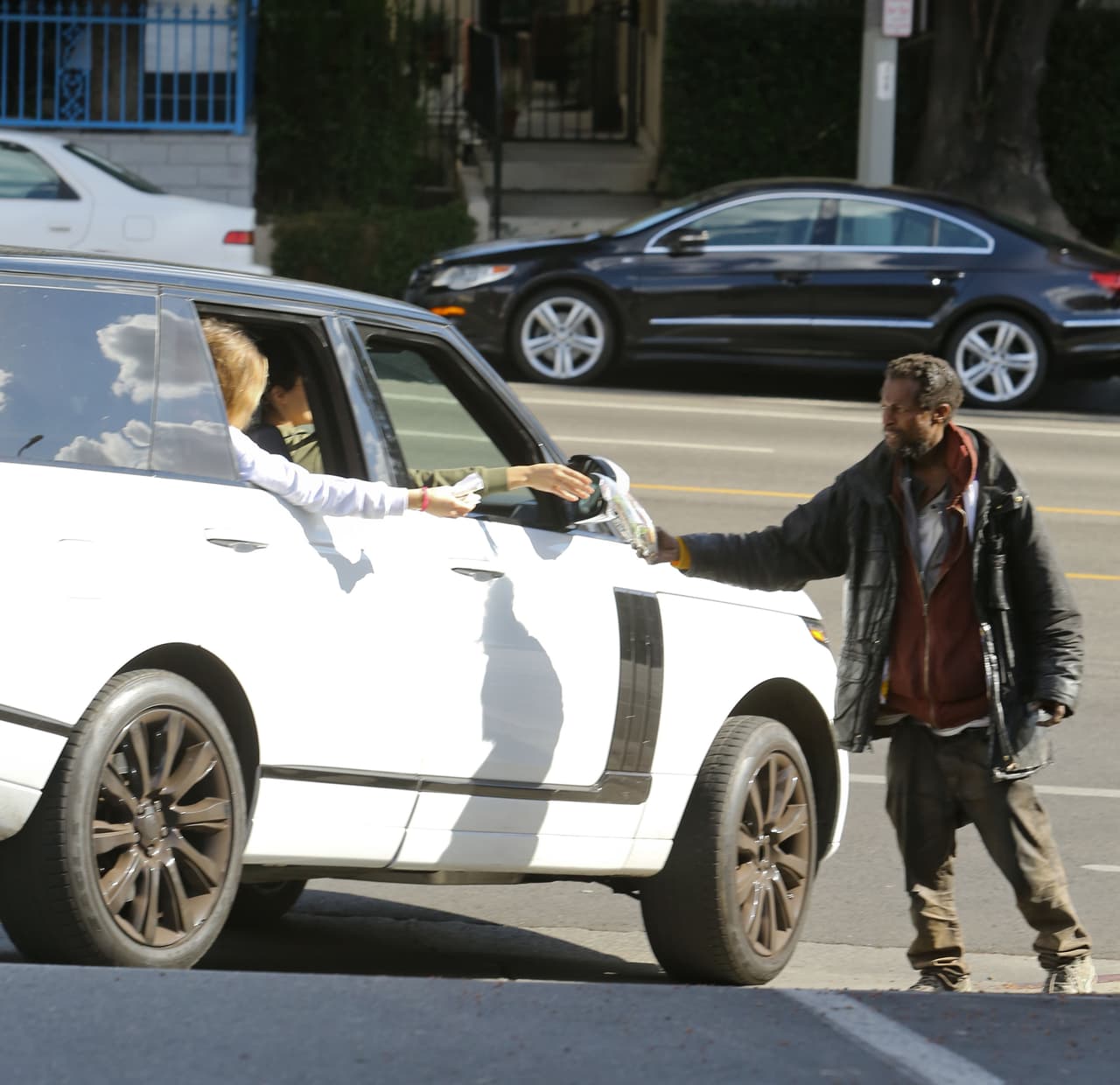 La modelo hizo una noble labor al repartir alimentos a varias personas sin hogar por Los Angeles.