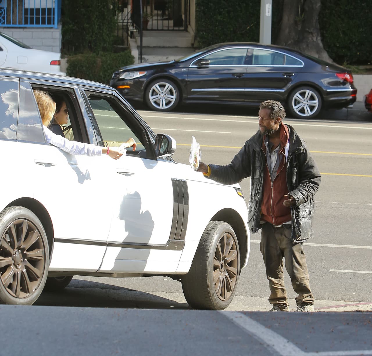 La modelo hizo una noble labor al repartir alimentos a varias personas sin hogar por Los Angeles.