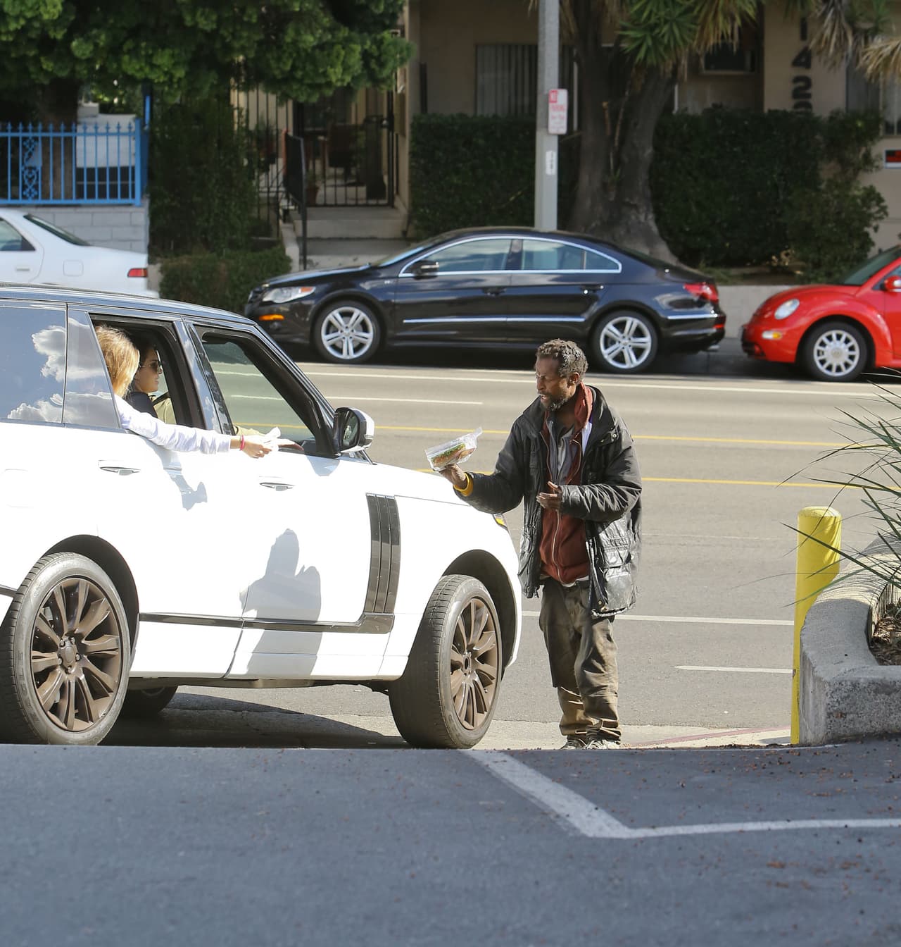 La modelo hizo una noble labor al repartir alimentos a varias personas sin hogar por Los Angeles.