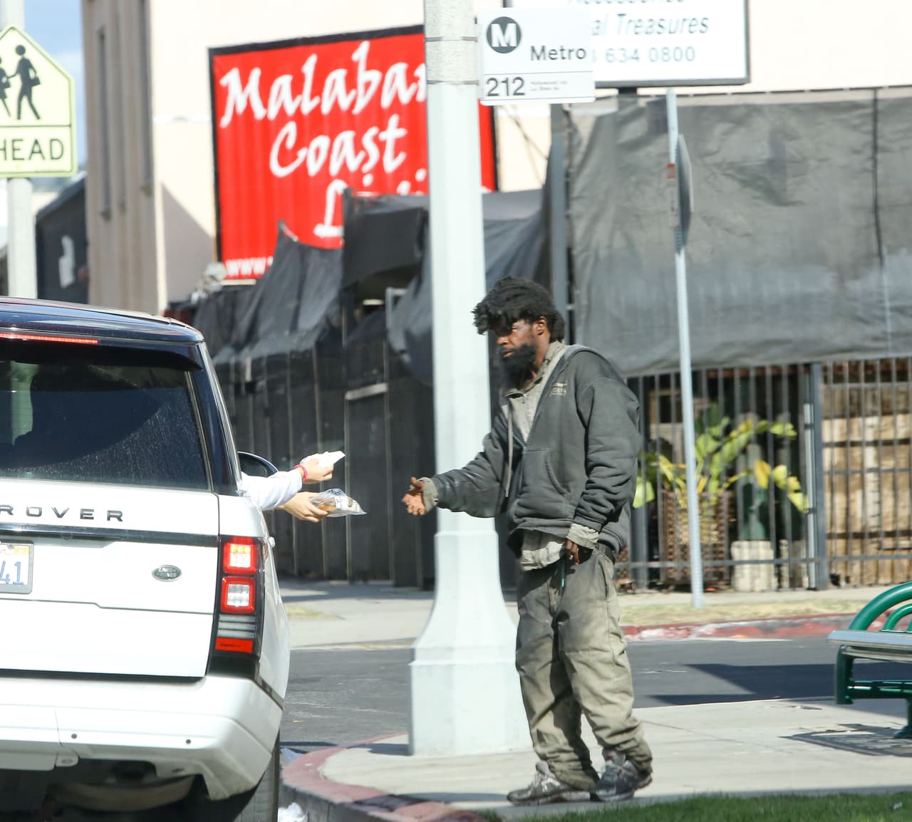 La modelo hizo una noble labor al repartir alimentos a varias personas sin hogar por Los Angeles.
