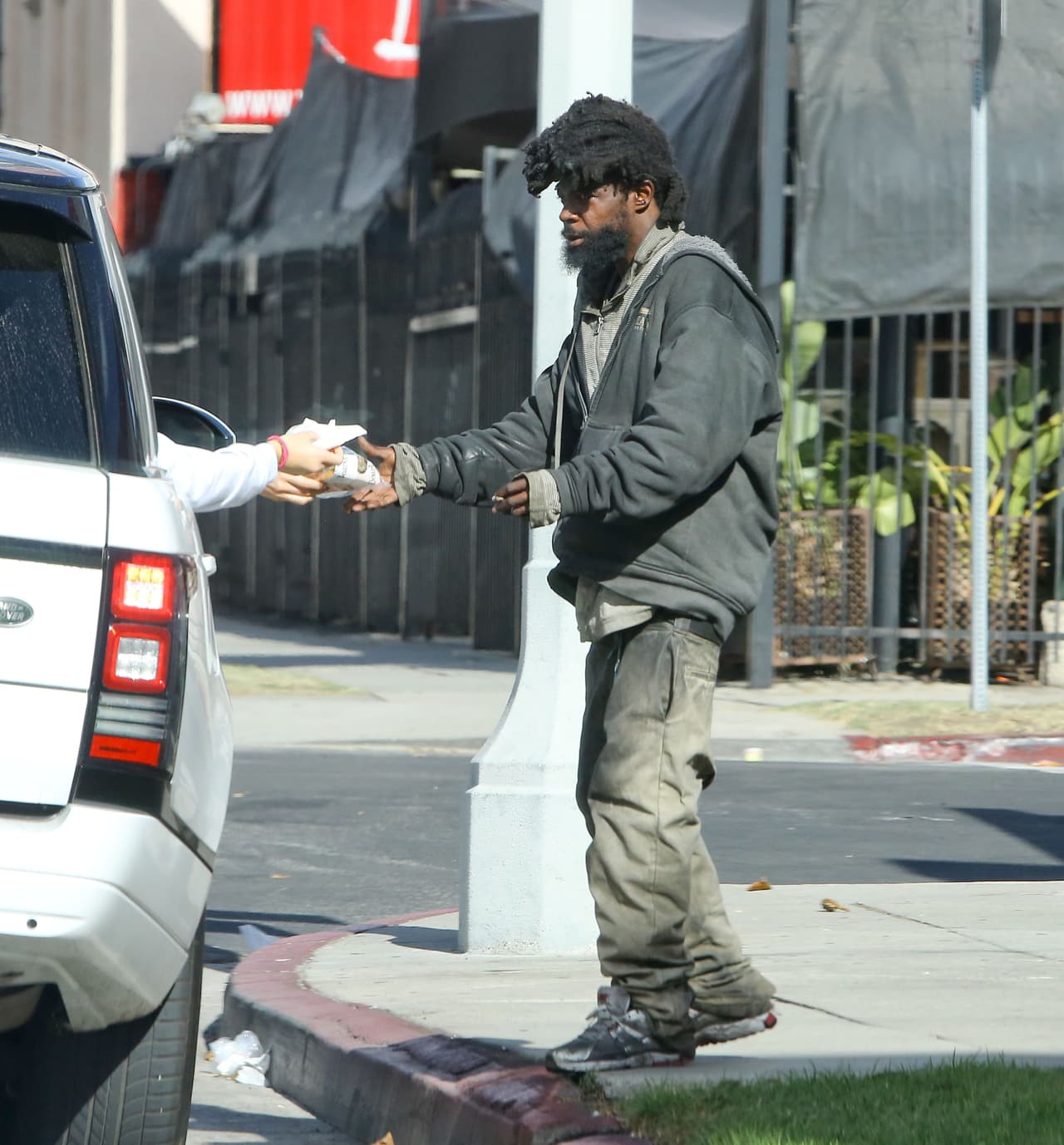 La modelo hizo una noble labor al repartir alimentos a varias personas sin hogar por Los Angeles.