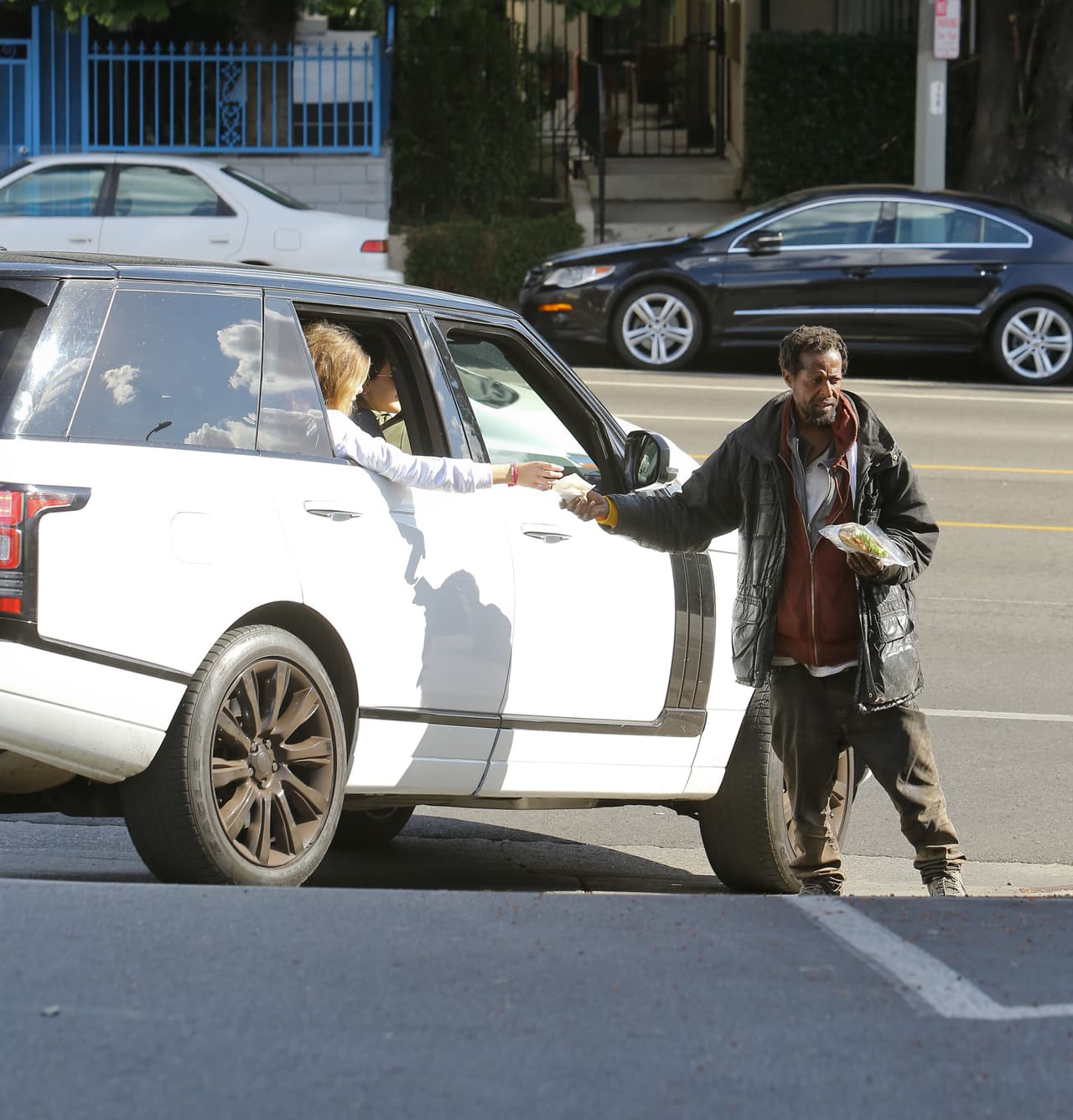La modelo hizo una noble labor al repartir alimentos a varias personas sin hogar por Los Angeles.