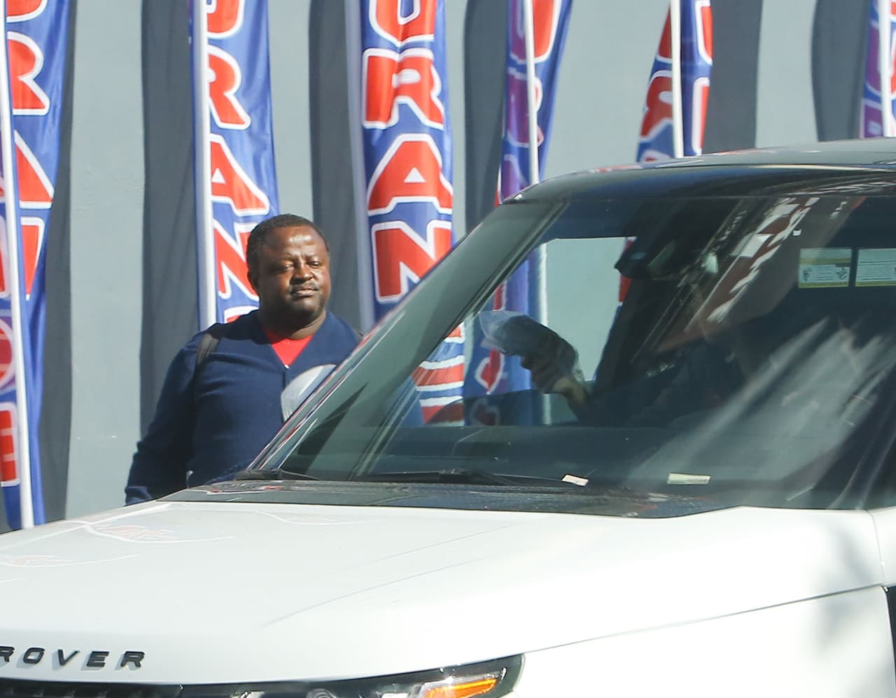 La modelo hizo una noble labor al repartir alimentos a varias personas sin hogar por Los Angeles.