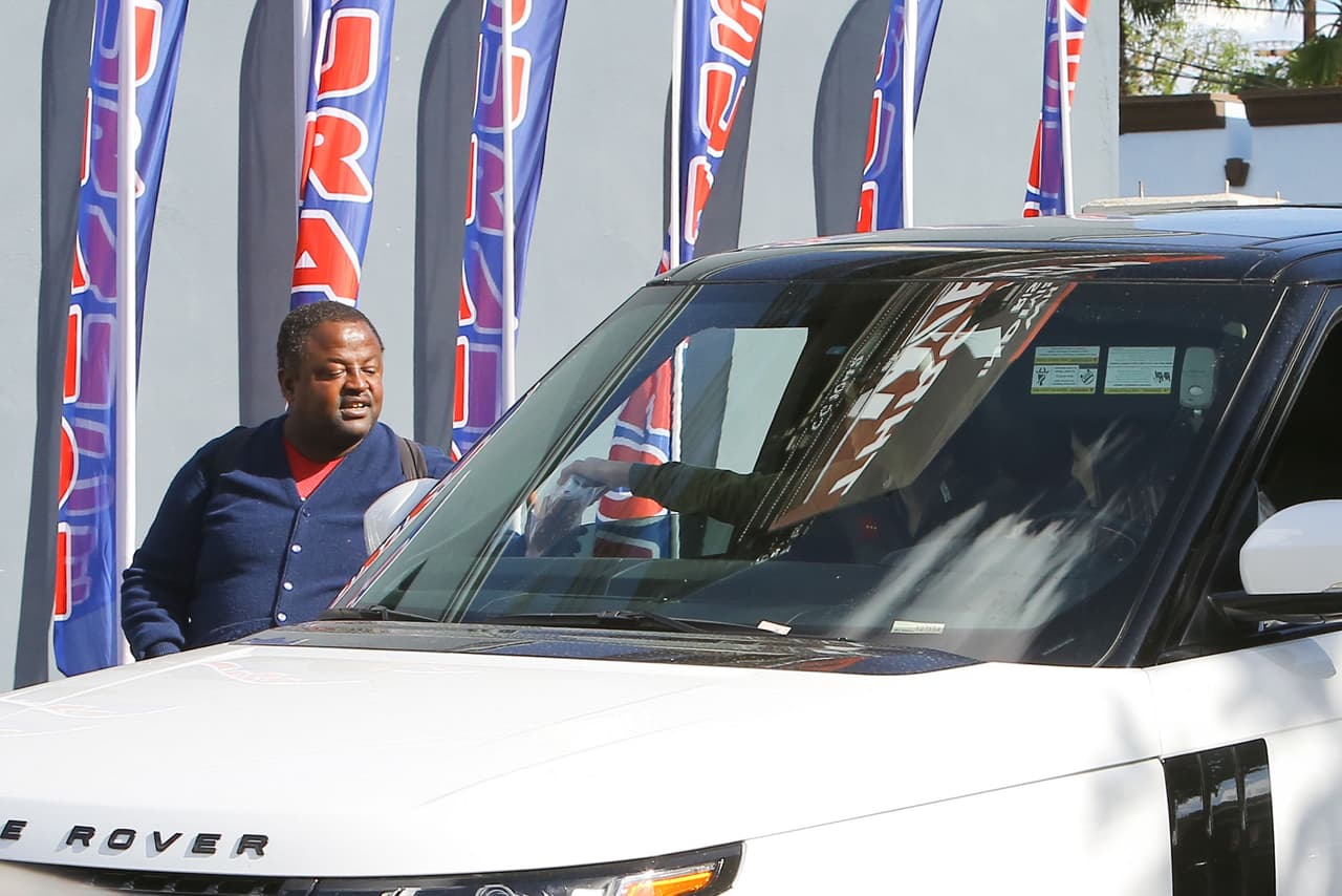 La modelo hizo una noble labor al repartir alimentos a varias personas sin hogar por Los Angeles.