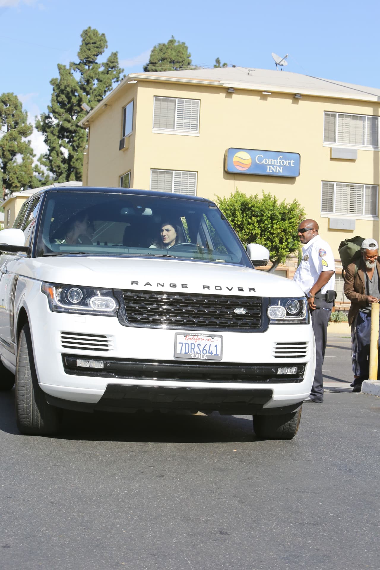 Las chicas recorrieron varias calles buscando personas en necesidad.