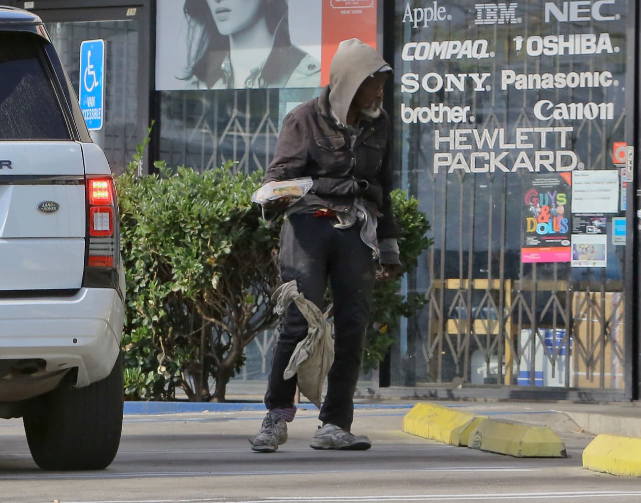 La modelo hizo una noble labor al repartir alimentos a varias personas sin hogar por Los Angeles.