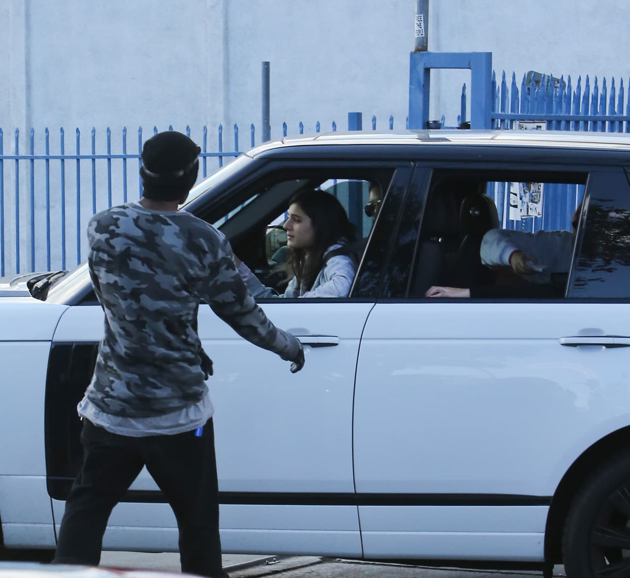 Les dieron un lunch, con comida y bebida.