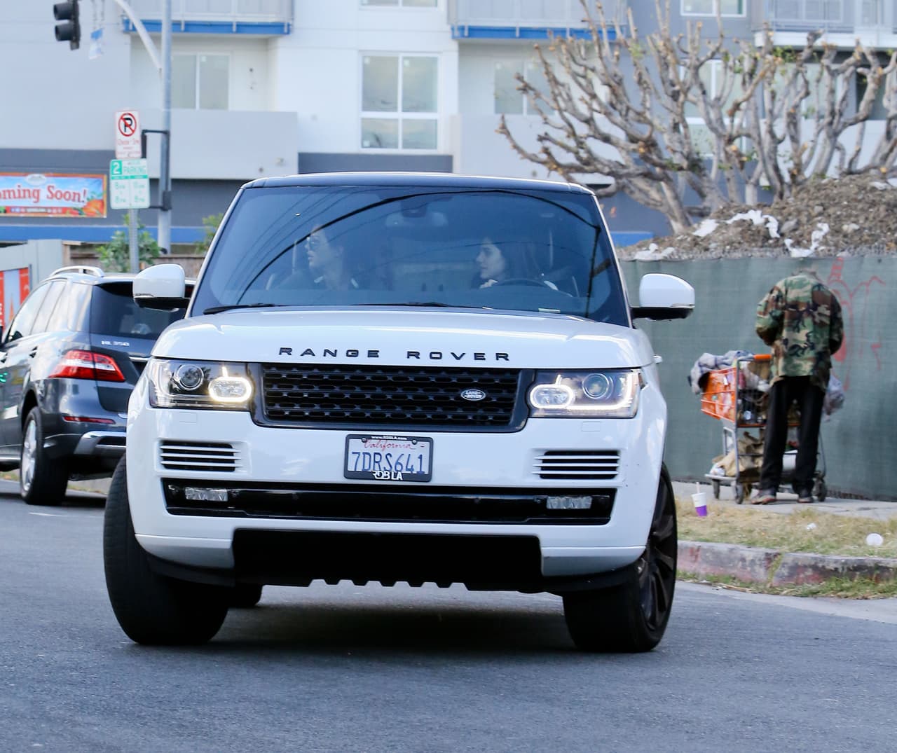 El coche que llevaron es un Range Rover blanco propiedad de la modelo.