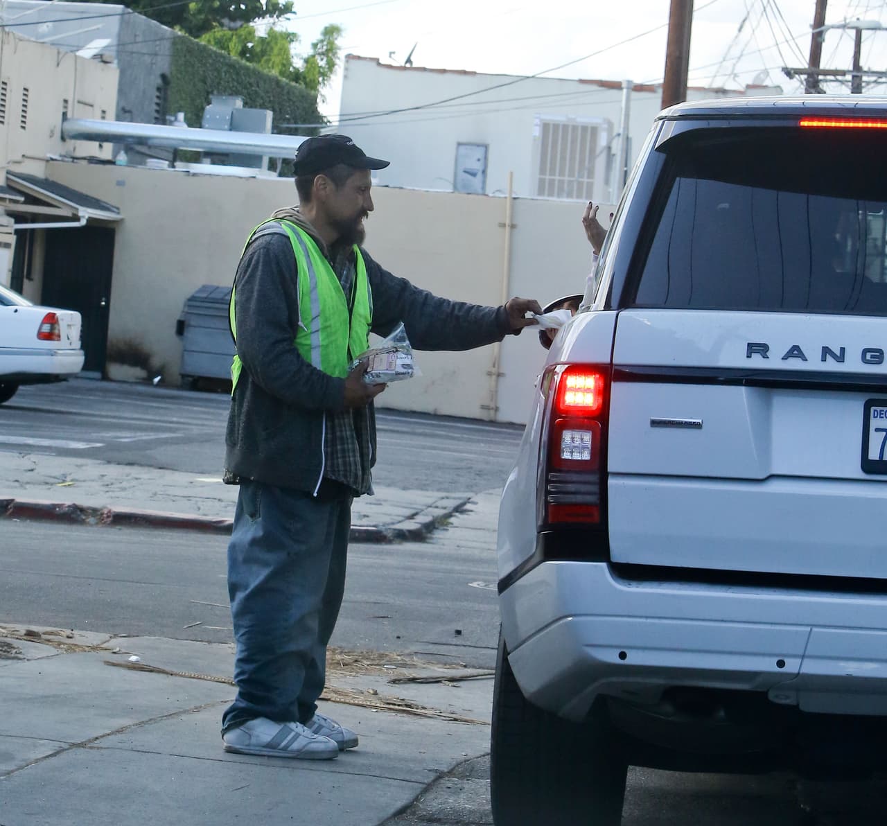 Durante toda la tarde, se paseó con sus amigas por la ciudad.