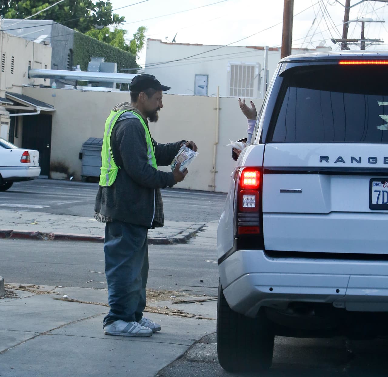 Se acercaron a varios indigentes, y les repartieron algo de comer.