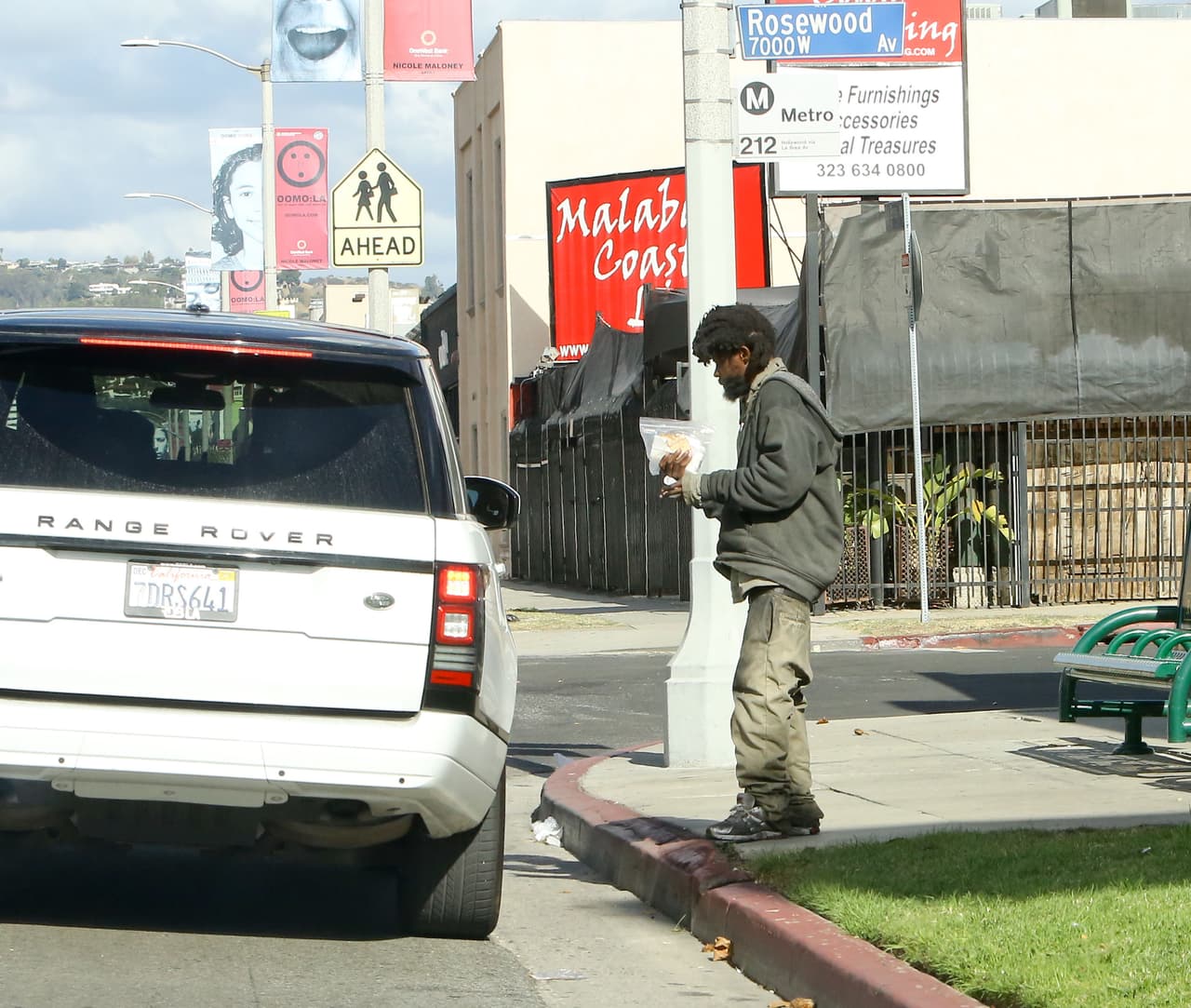 La chica estuvo repartiendo comida este Thanksgiving.