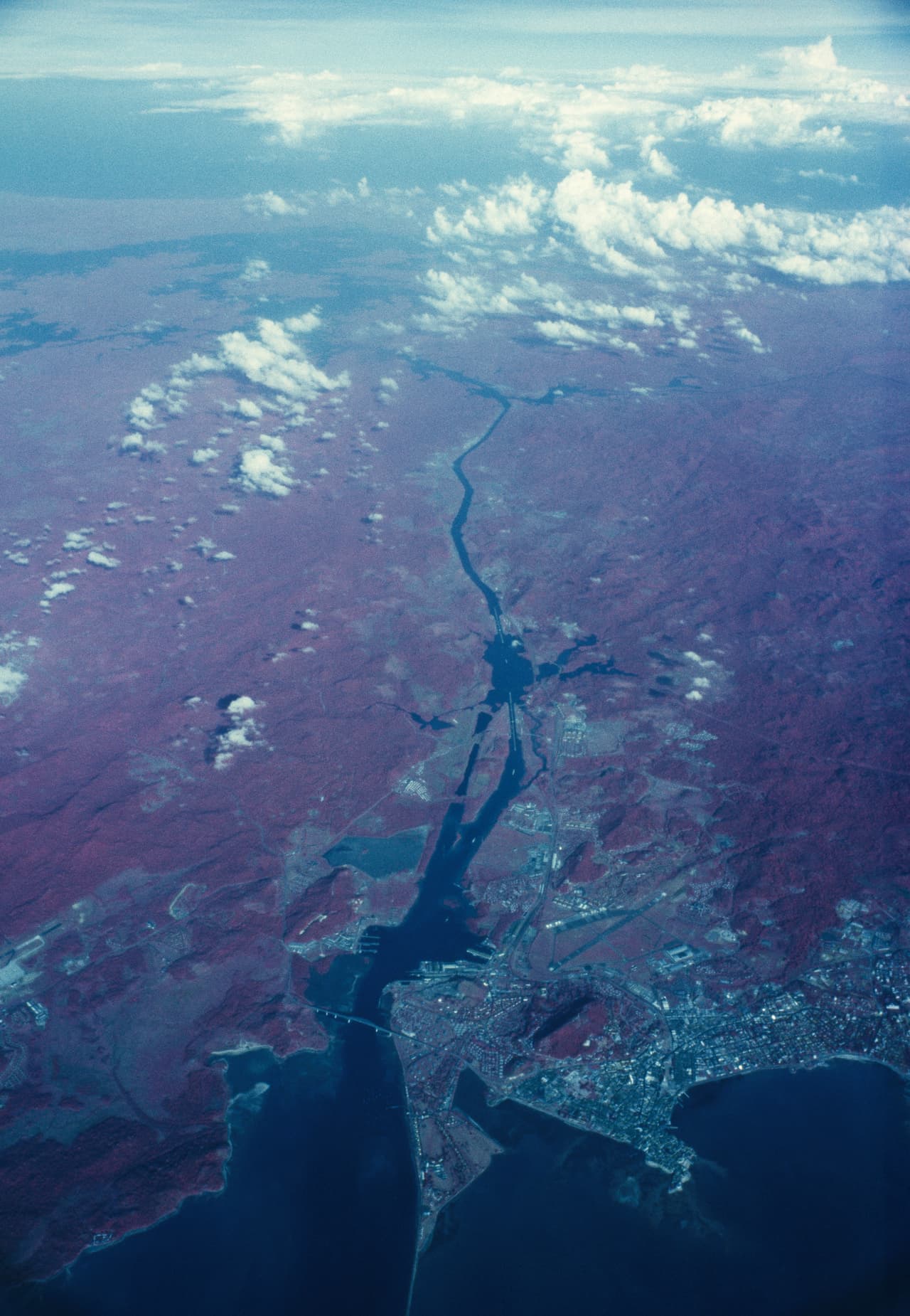 Toma aérea de la zona del canal en 1971. Fotografía de sur a norte, desde el pacífico hasta el caribe.
