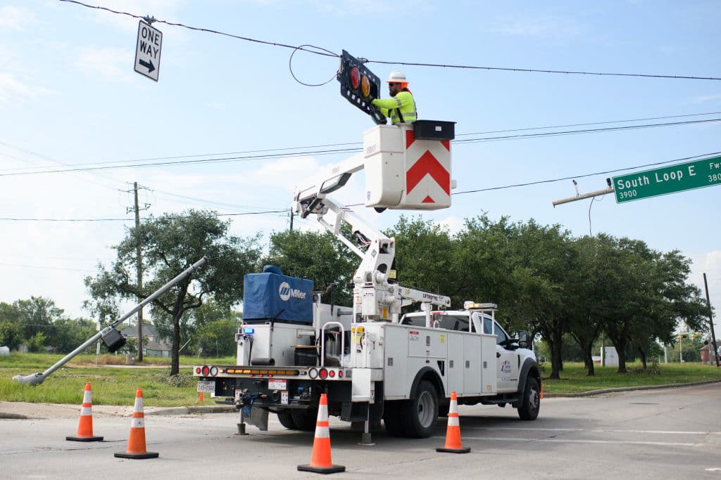 CenterPoint Energy ha dicho que tiene cerca de 
<b>22,000 trabajadores</b> en turnos constantes de 16 horas, laborando en la rehabilitación del sistema.