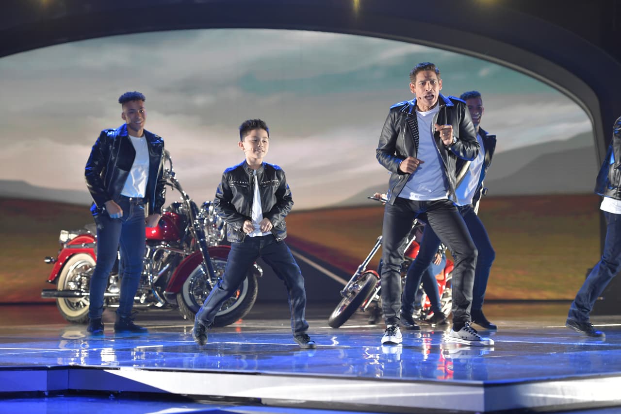 Al lado de Joel, el capitán interpretó su éxito 'Súbete a mi moto'.