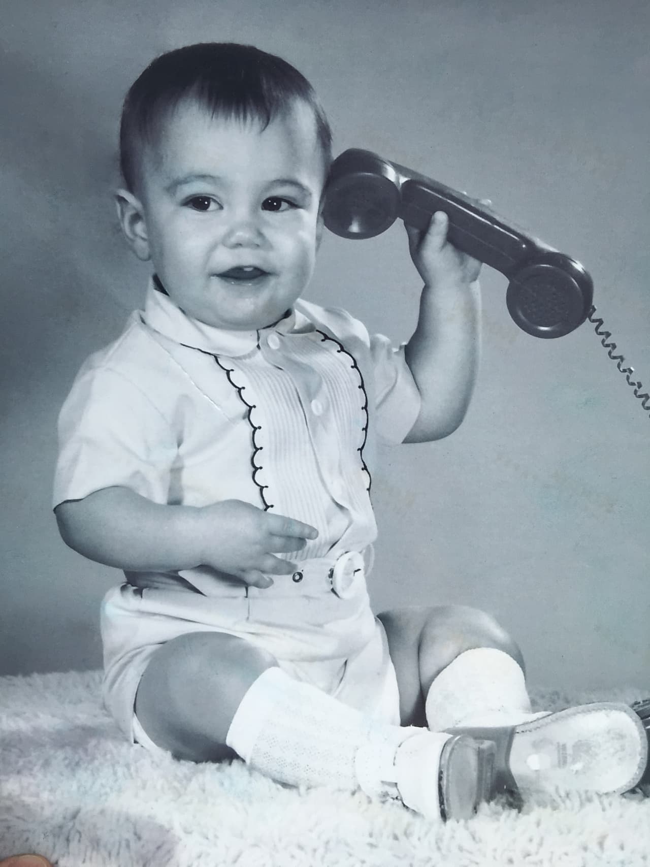 ¿Adivinen quien es éste? Aquí capturaron a Enrique Santos en el 1976 haciendo su primera broma telefónica.