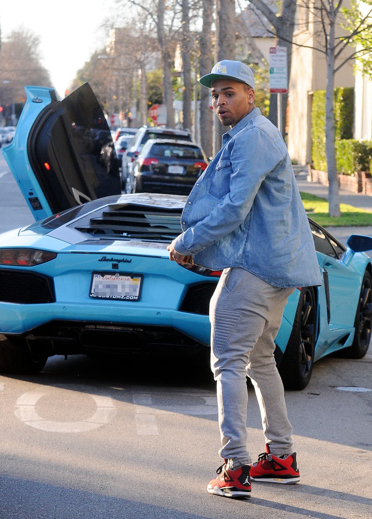 Pero no es el único Lamborghini del cual es dueño Chris Brown. El cantante tiene varios modelos, como este Aventador coupé de 700 caballos de fuerza en color azul cielo.