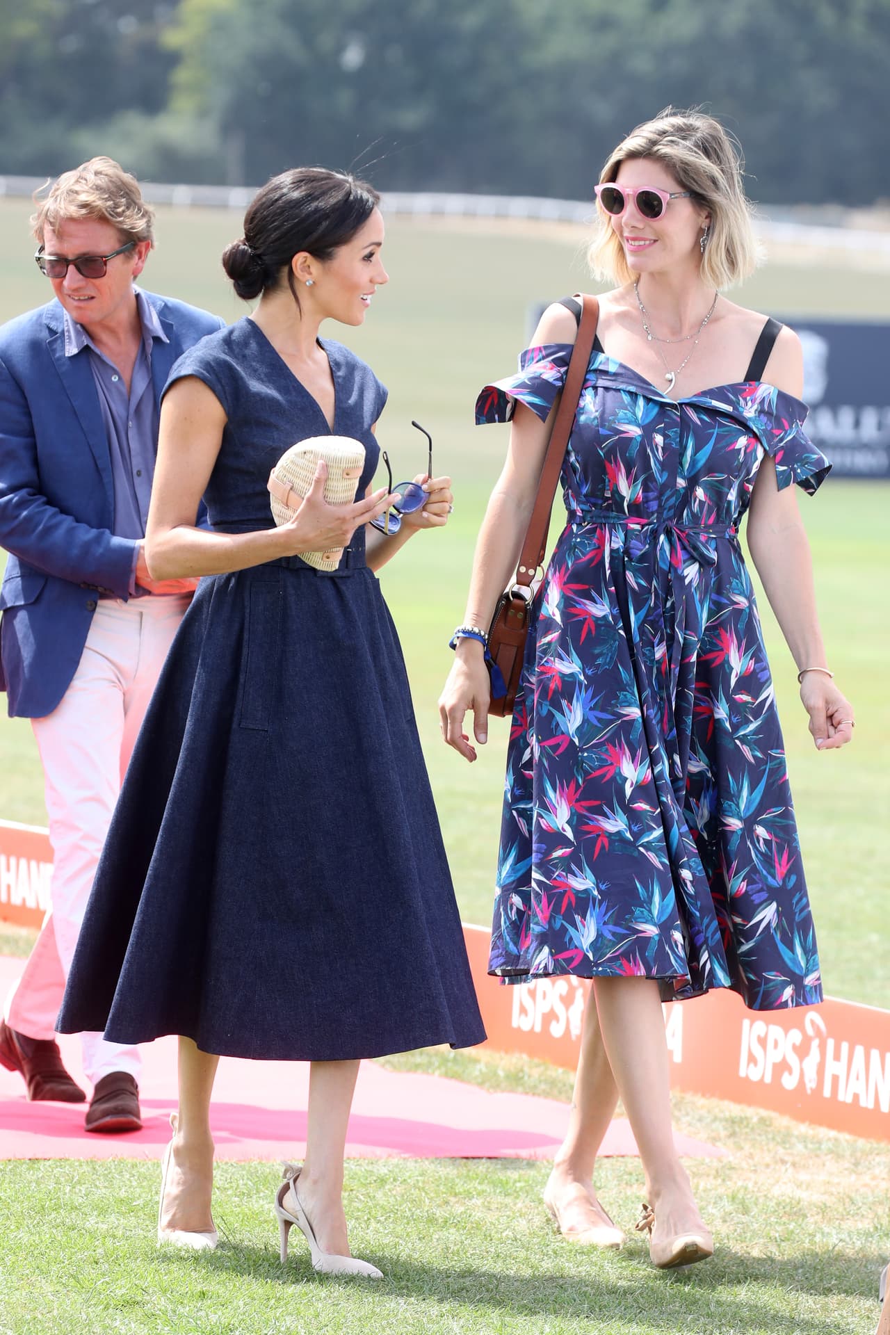 <b>26 de Julio. Encuentro de polo en Windsor.</b> 
<br>Meghan Markle usó un vestido clásico midi en mezclilla de la colección Resort de 
<b><a href="https://www.modaoperandi.com/carolina-herrera-r19/v-neck-faux-wrap-midi-dress">Carolina Herrera.</a> </b>Además usó un clutch de rafia natural de 
<b><a href="https://www.jcrew.com/p/womens_category/handbags/straw/fan-rattan-clutch/J0146">J. Crew</a></b> ($60) con cierre en piel, el mismo que a principios de mes le 
<b><a href="https://www.univision.com/estilo-de-vida/moda/pippa-middleton-luce-radiante-su-embarazo-en-wimbledon-mira-que-se-puso-y-cuanto-cuesta">vimos a Pippa Middleton</a></b> para asistir a Wimbledon. 
<br>
<b><a href="https://www.univision.com/estilo-de-vida/moda/meghan-estrena-vestido-para-el-polo-pero-le-copia-el-bolso-de-60-dolares-a-pippa-middleton">Costo total aproximado: 2,020 dólares.</a></b>