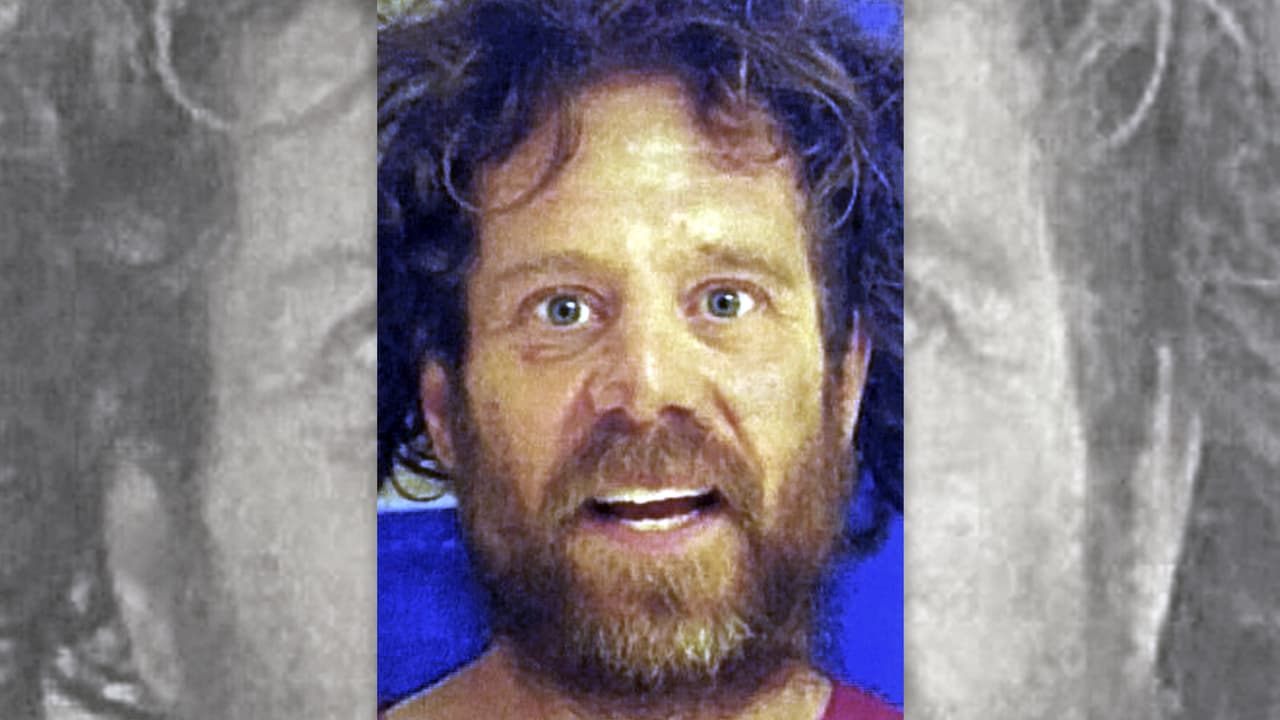 Kevin Neal, de 43 años. 
<b><a href="http://www.univision.com/los-angeles/kmex/noticias/tiroteos/el-autor-del-tiroteo-en-escuela-de-california-disparaba-desmedidamente-contra-todos-en-su-comunidad">Las autoridades suponen que empezó el tiroteo del martes después de acribillar a su esposa</a></b> y esconder su cadáver bajo el piso.