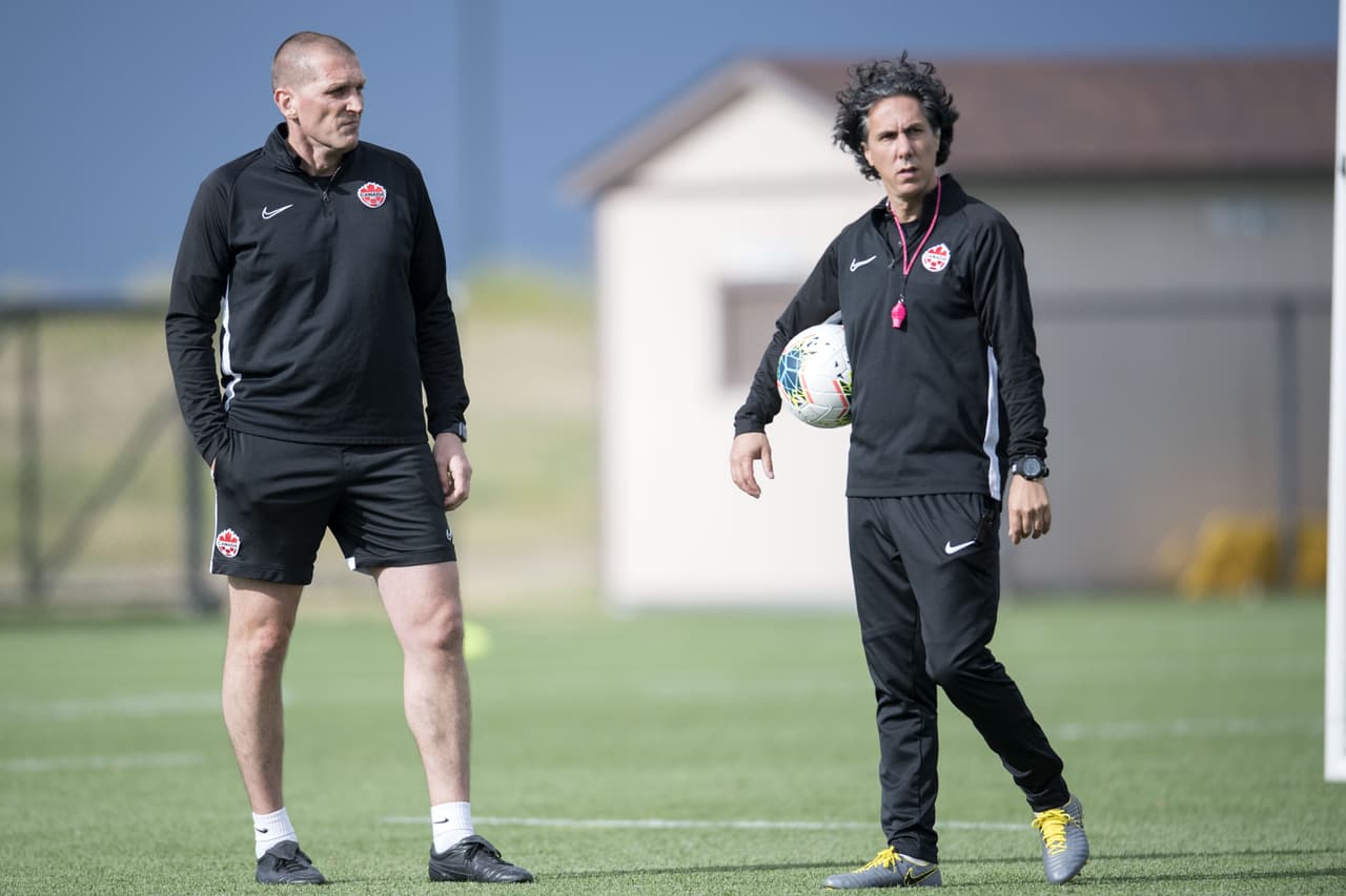 Bajo las órdenes de John Herdman, entrenador de la selección de Canadá, el equipo de la hoja de maple se entrenó para cerrar su preparación de cara a su importante partido ante México por la Copa Oro que se efectuará este miércoles en Denver. Jugadores jóvenes muy interesantes y con enorme potencial que militan en las mejores ligas europeas, son la parte medular de un equipo canadiense que, por lo visto, busca hacerle partido al Tri en el renglón de lo físico y el desgaste por correr en todo el campo.