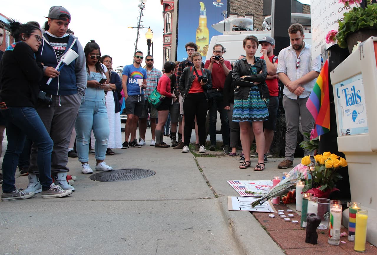 Emotiva vigilia en Lakeview por la masacre en Orlando, cientos de personas acudieron a rendir homenaje a las víctimas del ataque.