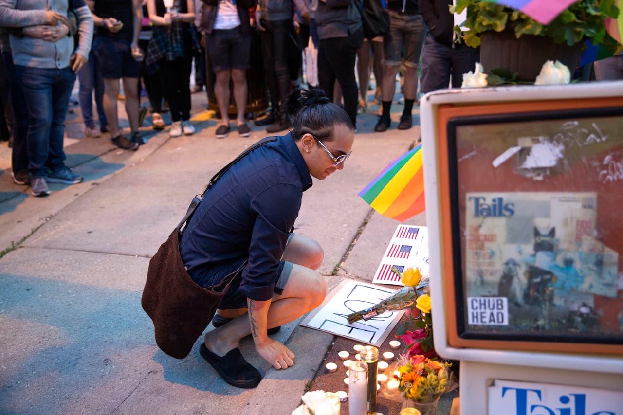 Emotiva vigilia en Lakeview por la masacre en Orlando, cientos de personas acudieron a rendir homenaje a las víctimas del ataque.