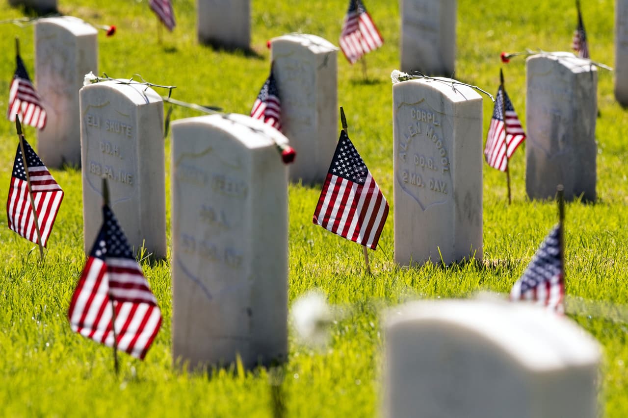 Muchas personas aprovechan el 'fin de semana largo' para relajarse dentro o fuera de la ciudad, los edificios de gobierno permanecen cerrados y los horarios del transporte público se modifican. En la imagen una vista de varias tumbas en el Cementerio Nacional de Los Ángeles.