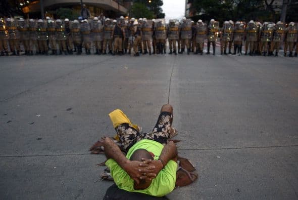 En Brasil no todo se trata de partidos de fútbol. La inseguridad, pobreza, así como bellos cuerpos en la playa rodean al Mundial 2014. Mira esta galería de fotos.