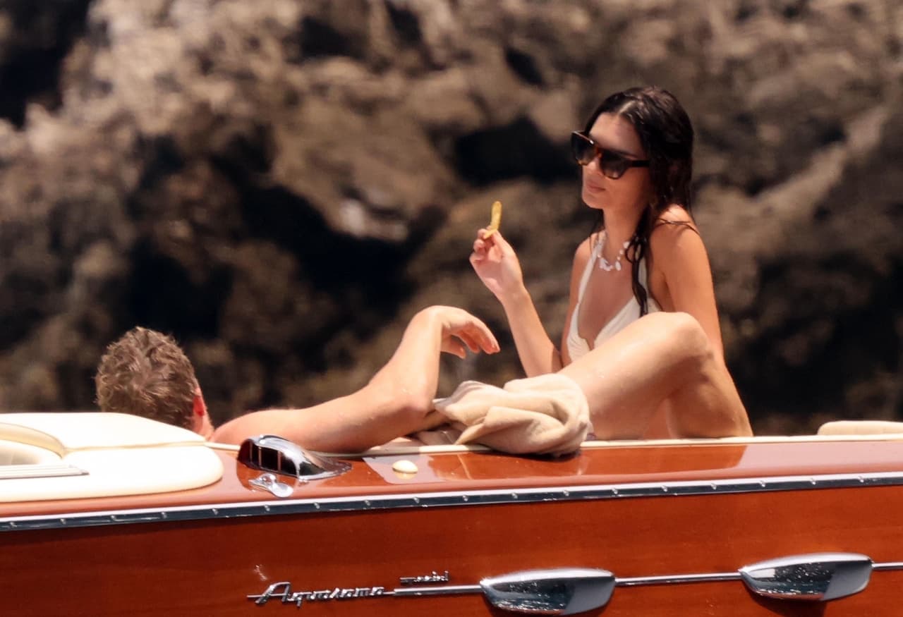 La modelo y actriz, 
<b><a href="https://www.univision.com/temas/emily-ratajkowski-1">Emily Ratajkowski</a></b>, y su esposo, Sebastian Bear-McClard, al igual que los Beckham disfrutaron del sol de Nerano, Italia.