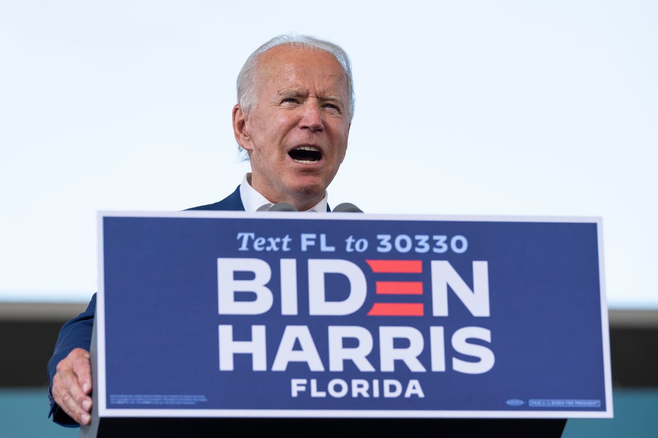 Un hombre condujo una excavadora robada para destruir carteles de la campaña Biden-Harris