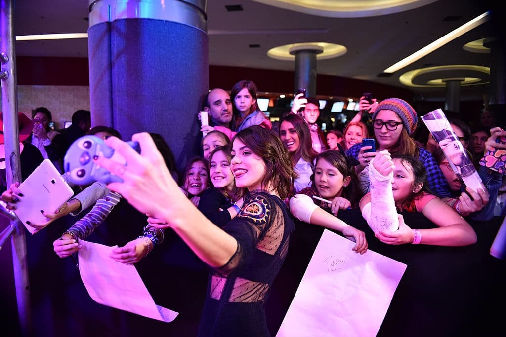 Otra famosa en su país que quiere hacer el crossover a Estados Unidos es 
<b>Martina Stoessel</b>, a quien todos la llaman '
<b>Tini'</b>, quizás porque comenzó a actuar desde los 10 años, cuando participó en varias telenovelas juveniles en Argentina.