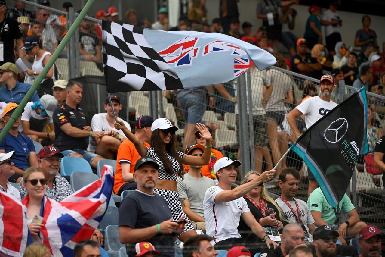 Esteban Ocon es campeón del Gran Premio de Hungría. La carrera se vio accidentada y detenida con bandera roja cuando Bottas se deslizó hacia la parte trasera del McLaren de Norris, quien se inclinó hacia el auto de Verstappen, y Bottas se estrelló contra el segundo Red Bull de Sergio Pérez. Stroll intentó zambullirse por el interior en la curva 1, pero golpeó el Ferrari de Charles Leclerc, que a su vez chocó contra Ricciardo. Vettel fue segundo y Hamilton consiguió la tercera posición.