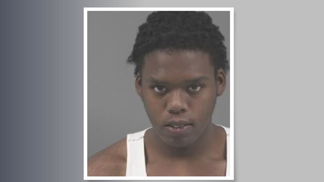 Arrestan a adolescente por agredir y espiar a mujeres en negocios de High Point 