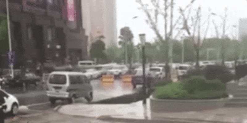 Video: Mira como la tierra se traga a esta minivan