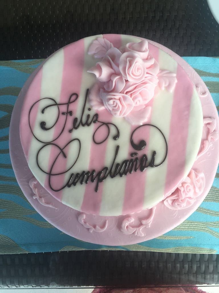 "Gracias a Dios por este cumpleaños tan especial con mis dos hijos por primera vez que mejor regalo que la Familia" escribió la actriz en "Twitter".