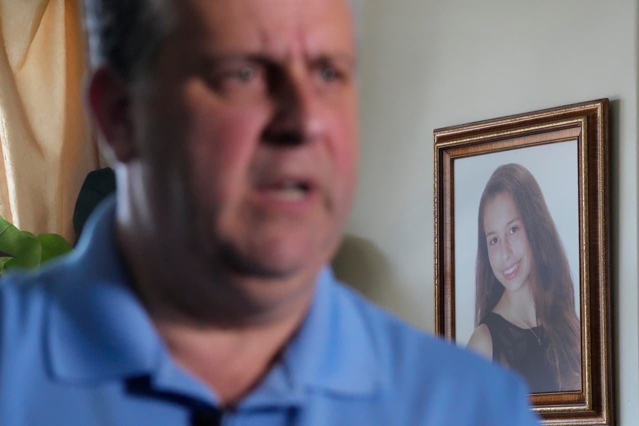 Un retrato de Gina Montalto aparece detrás de su padre, Tony Montalto, durante una entrevista concedida el pasado 3 de febrero.