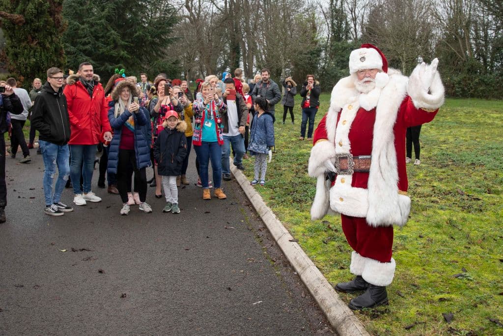 Una ambulancia aérea en Gales transportó a Papá Noel a un orfanato, donde visitó a decenas de niños.