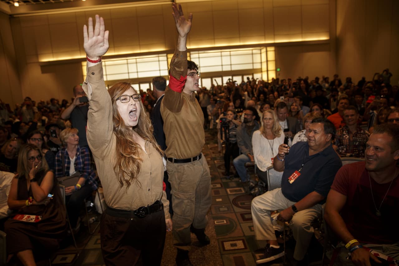 Durante el panel de la comentarista conservadora Ann Coulter, varios manifestantes la interrumpieron, incluso mostrando una esvástica nazi.