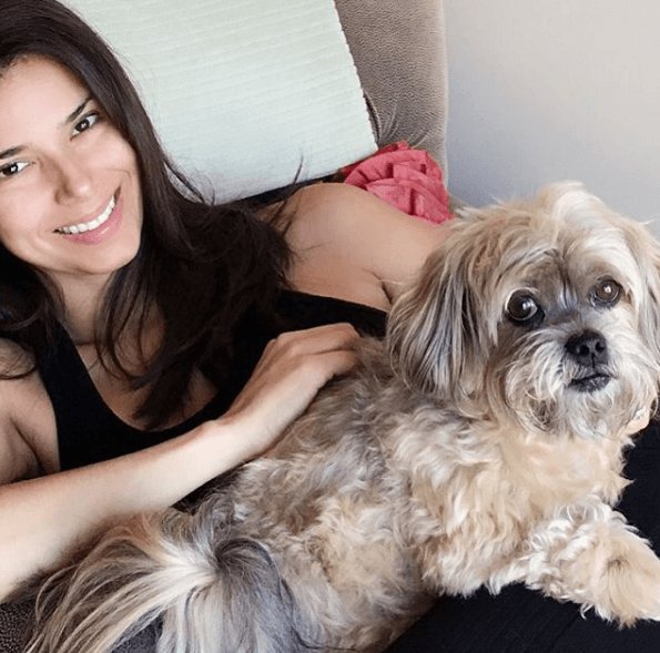 Es común verla con un look make up free.