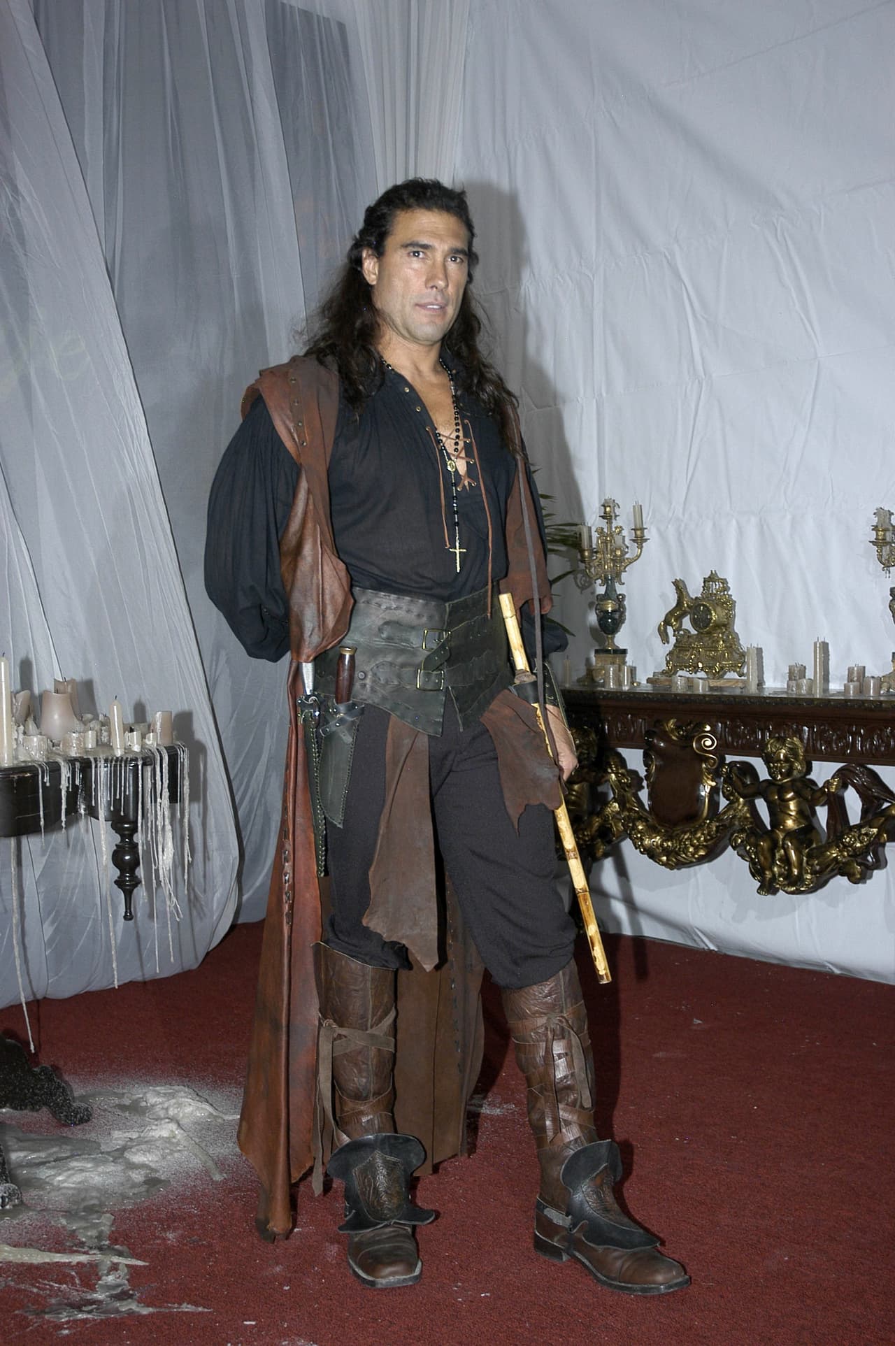 Con el pelo más largo y muchos más accesorios dio un toque distinto a "Juan del Diablo".