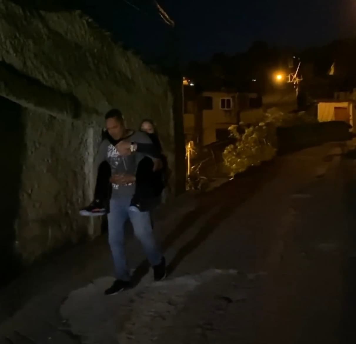 Por eso, durante estos seis años de dolor, Calzadilla no ha dejado de cargar a su hija para poder ir y venir desde su casa, a la que se accede a través de diversos escalones.